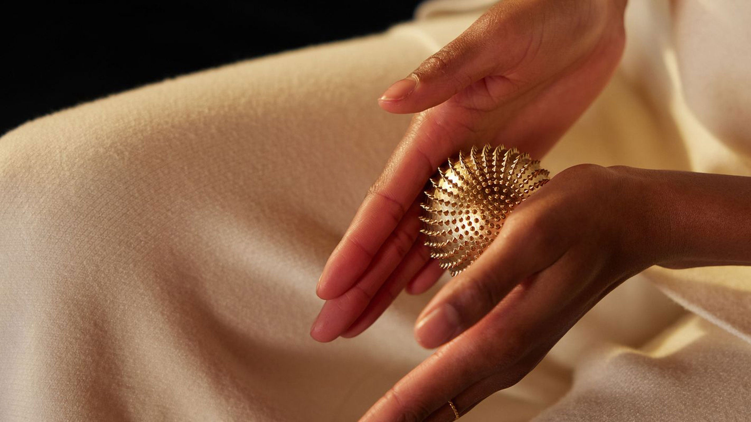 MASSEER BEIDE HANDEN TEGELIJK